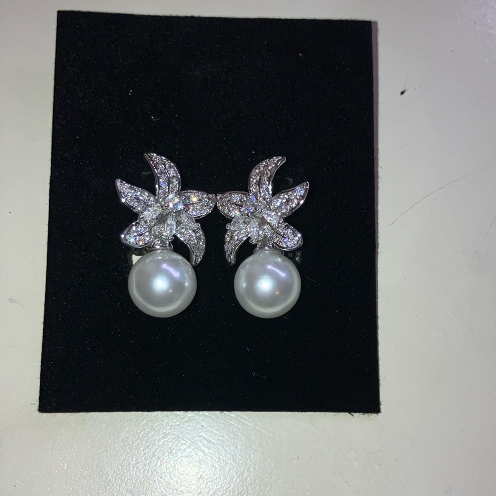 BNWOT Camilla Seretti Evelyn Pearl Earrings